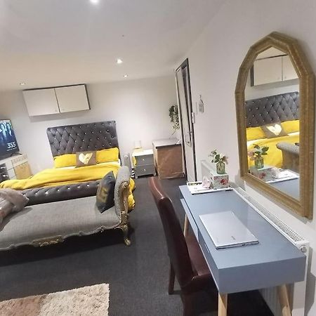 Апартаменты A Cosy Deluxe Size Studio With Queen Size And Sofa Bed Лидс Экстерьер фото