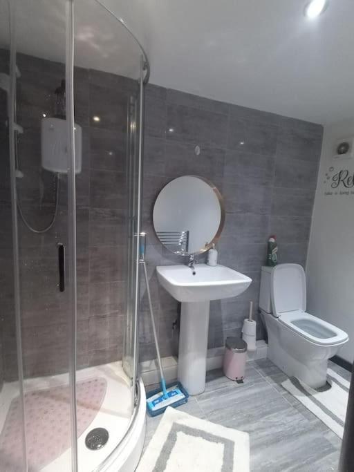 Апартаменты A Cosy Deluxe Size Studio With Queen Size And Sofa Bed Лидс Экстерьер фото