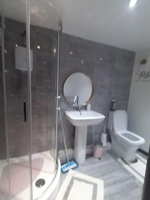 Апартаменты A Cosy Deluxe Size Studio With Queen Size And Sofa Bed Лидс Экстерьер фото