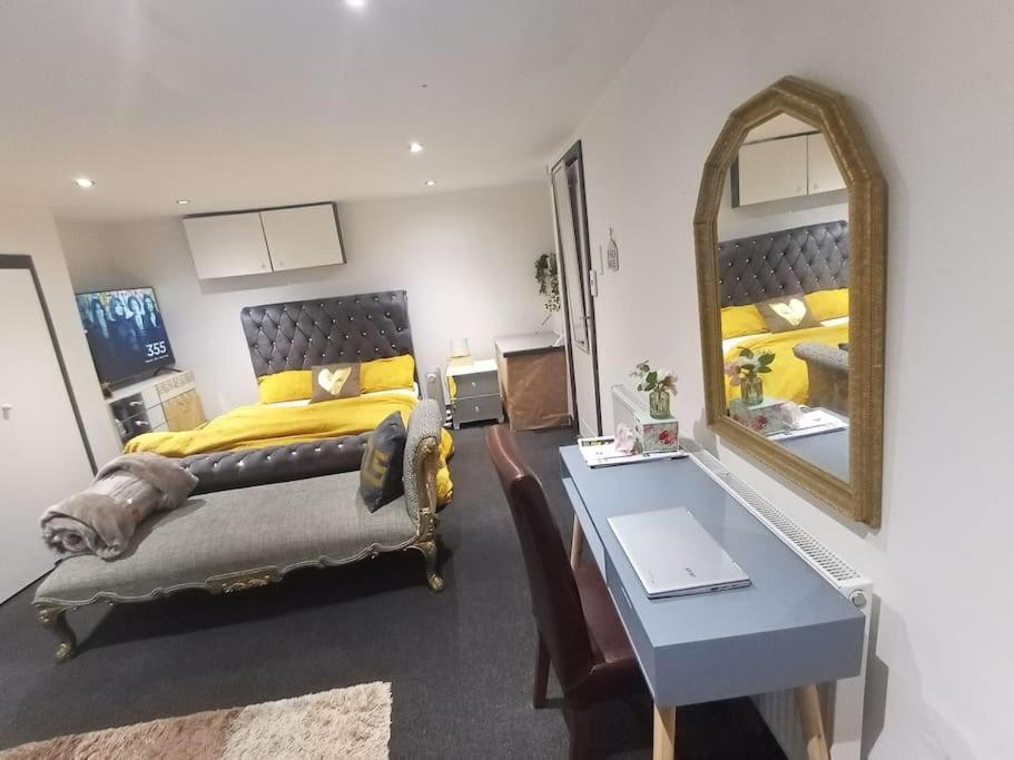 Апартаменты A Cosy Deluxe Size Studio With Queen Size And Sofa Bed Лидс Экстерьер фото