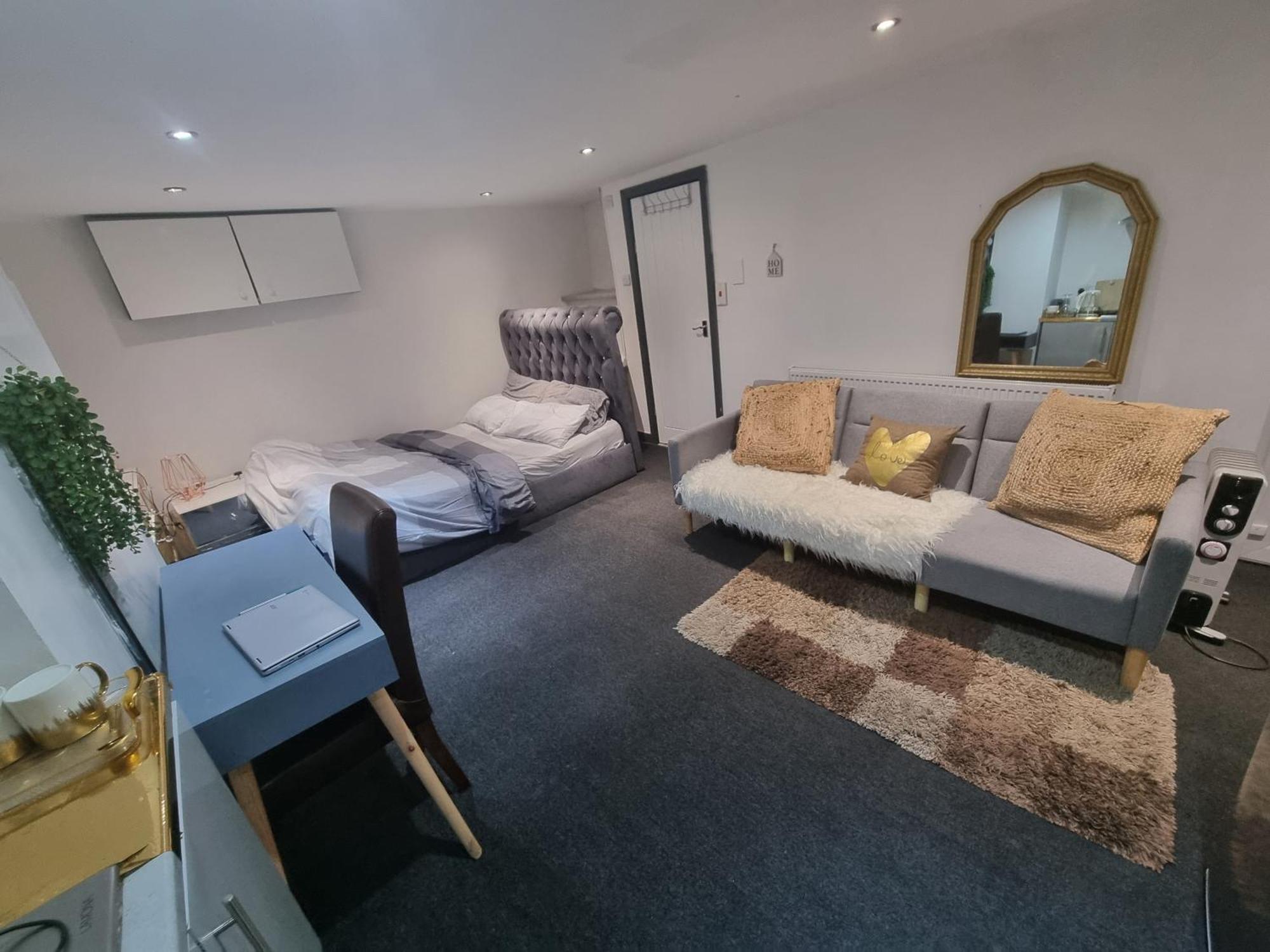 Апартаменты A Cosy Deluxe Size Studio With Queen Size And Sofa Bed Лидс Экстерьер фото