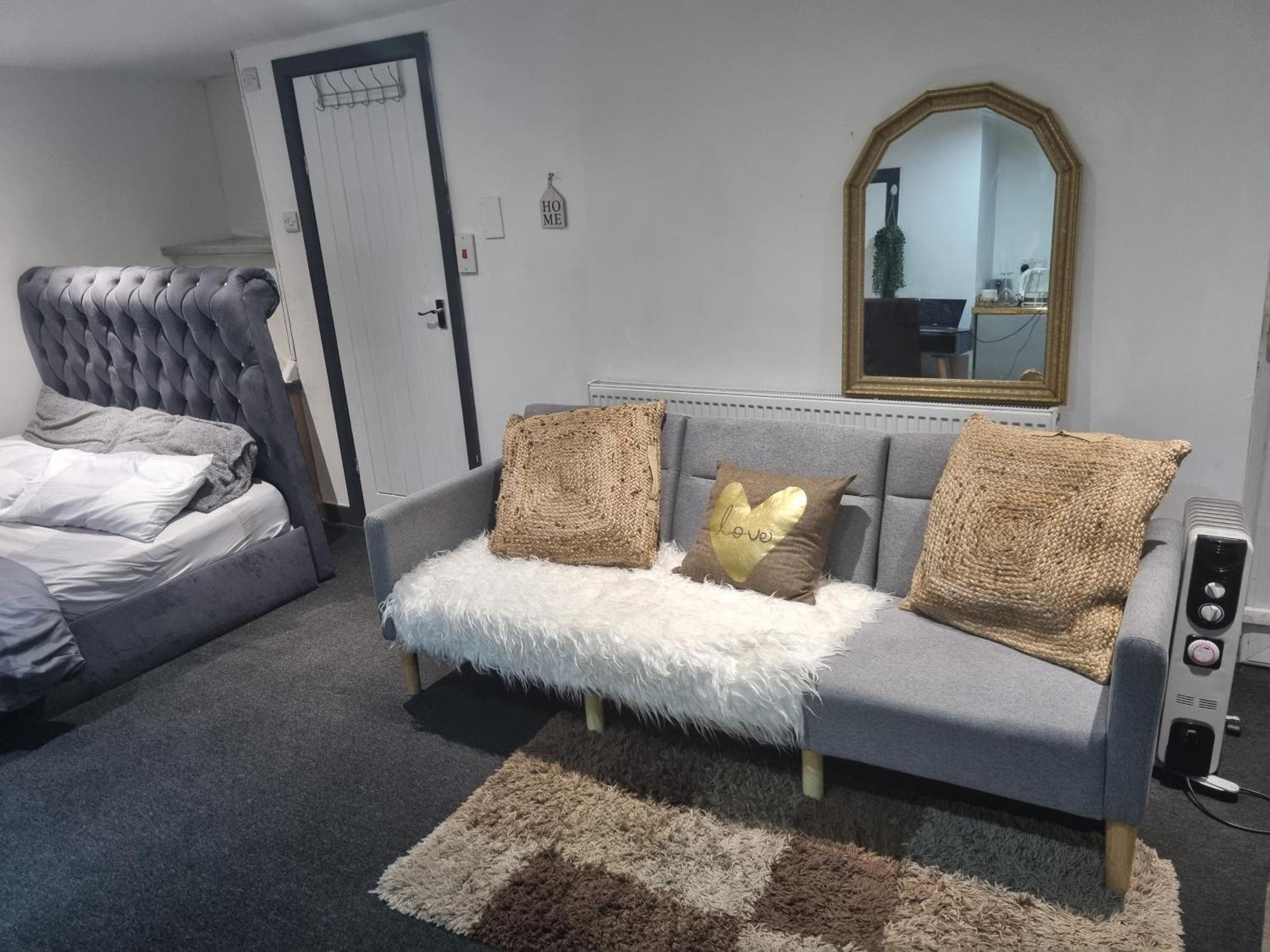 Апартаменты A Cosy Deluxe Size Studio With Queen Size And Sofa Bed Лидс Экстерьер фото